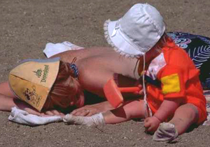 Ni�a con su madre en la playa